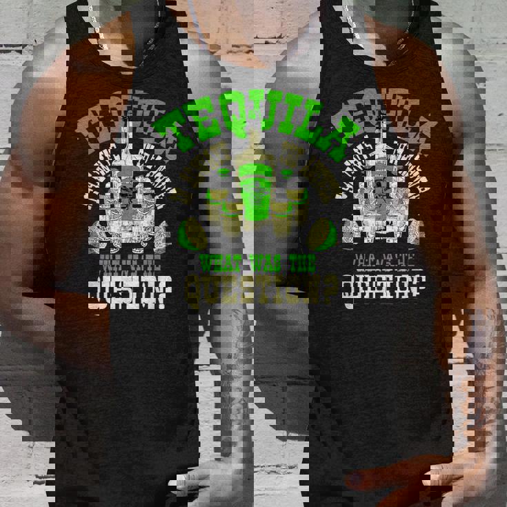 おもしろテキーラ飲んでるテキーラはいつも答えの贈り物 タンクトップ 彼への贈り物