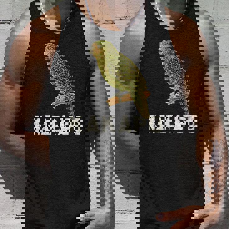 かわいいカカポの鳥が木に座っている タンクトップ 彼への贈り物