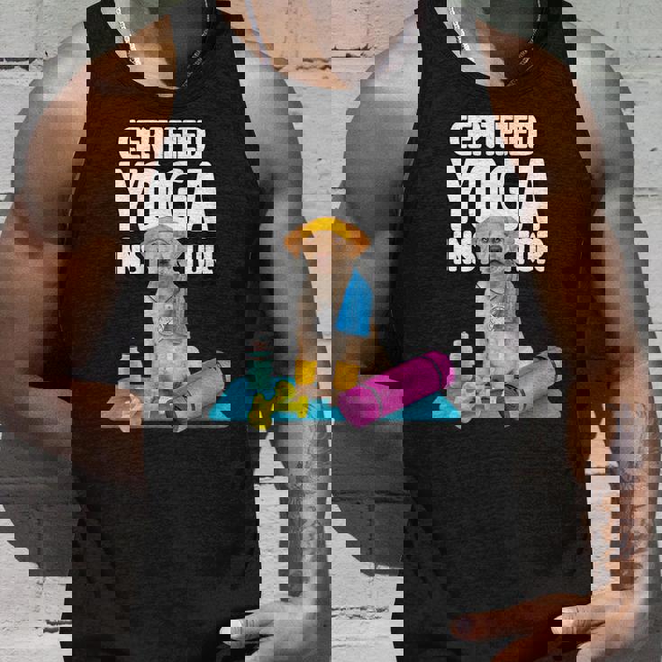 かわいい黄色いラブラドールヨガの先生が犬の子犬のためにヨガを作ります。 タンクトップ 彼への贈り物