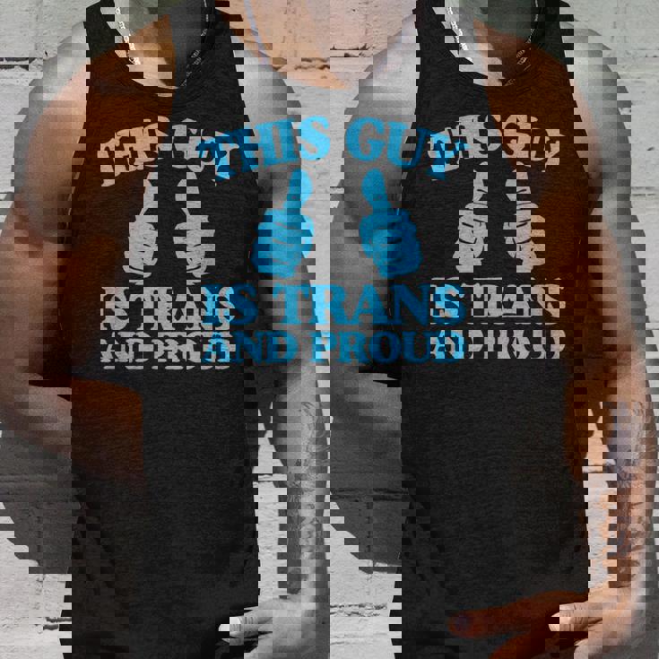 この男はトランスジェンダーで誇り高きトランスジェンダープライド二本指 タンクトップ 彼への贈り物