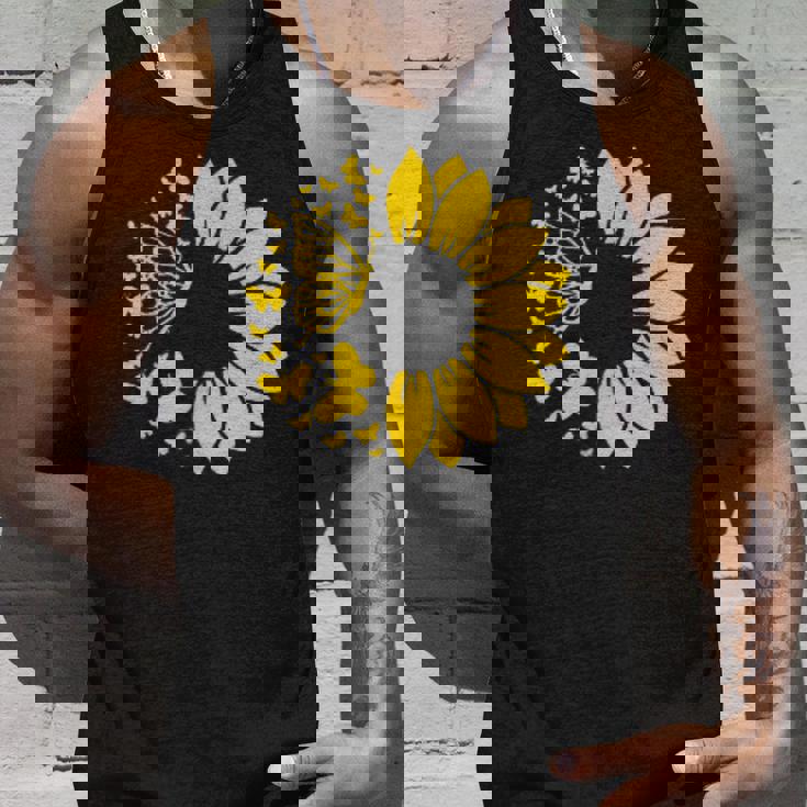 ひまわりと蝶のシルエット、自然の調和。 タンクトップ 彼への贈り物