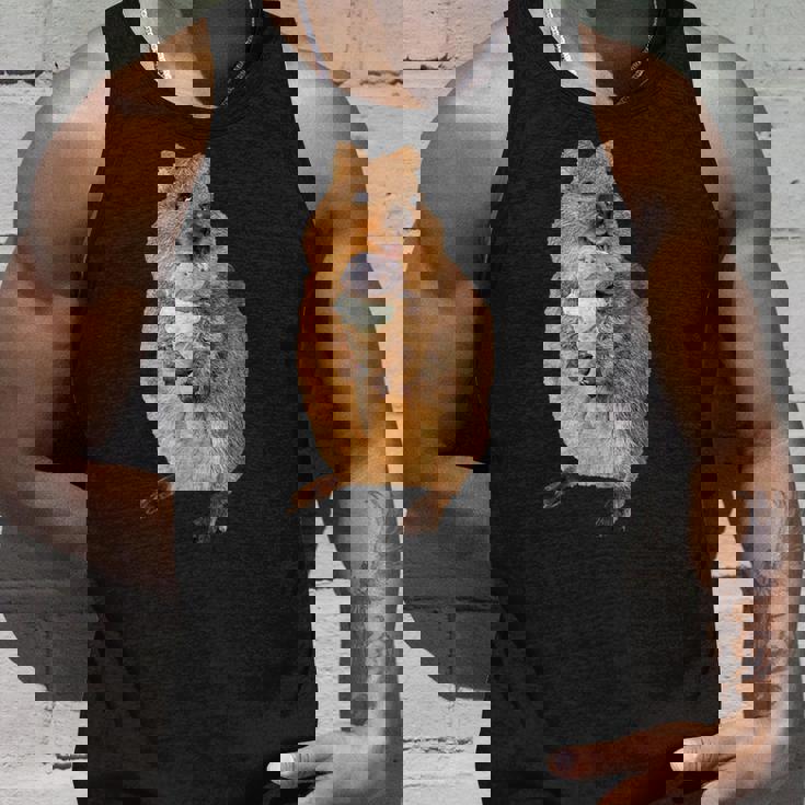 アイスクリームコーンを食べるカワイイクオッカ。 タンクトップ 彼への贈り物