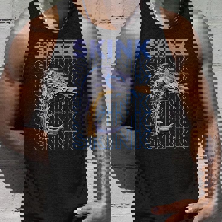 アオジタトカゲ 80 年代スタイルの爬虫類飼育者 トカゲの飼い主 タンクトップ 彼への贈り物