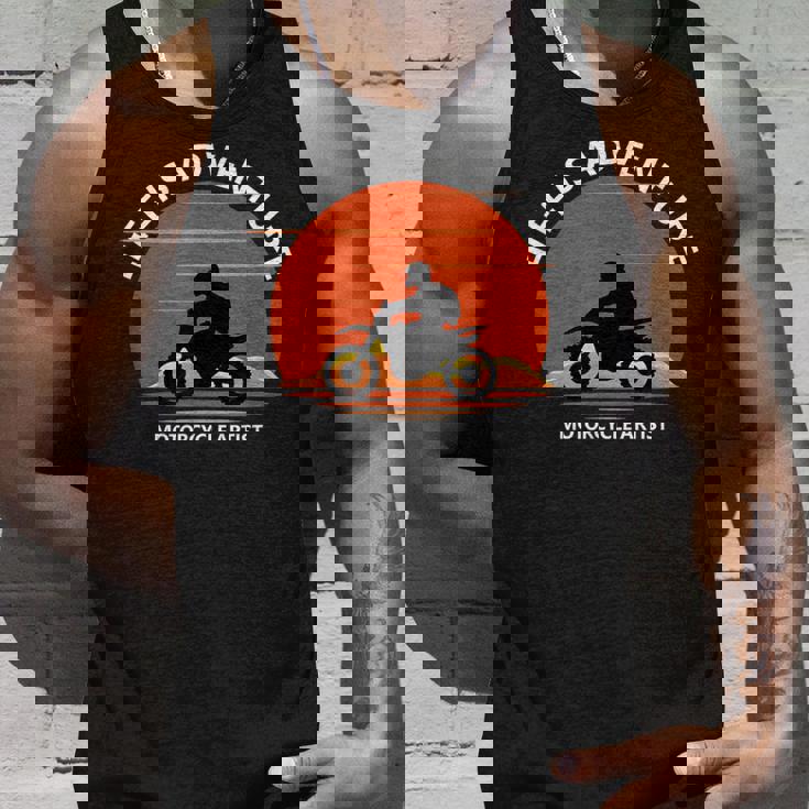 アドベンチャー バイク おもしろ オフロードバイク 人生は冒険だ ツーリング イラスト タンクトップ 彼への贈り物