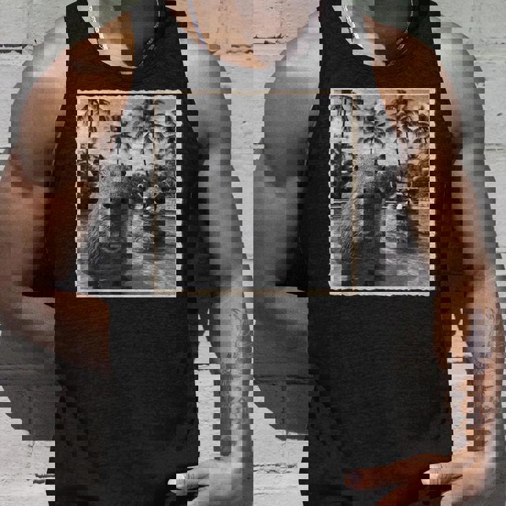 アライグマとカピバラ自撮り タンクトップ 彼への贈り物