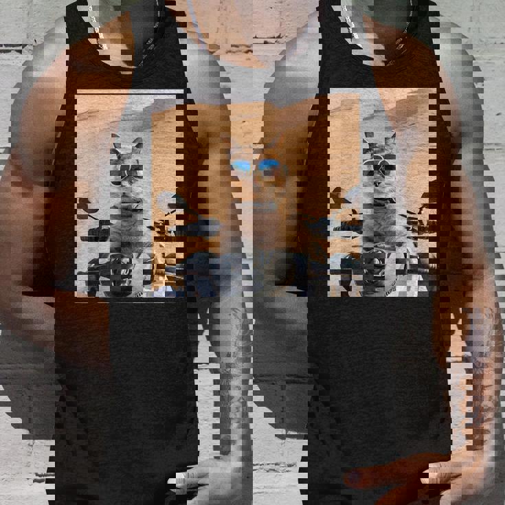 アラビア砂漠でサングラスをかけた猫、ドバイにマッチ。 タンクトップ 彼への贈り物