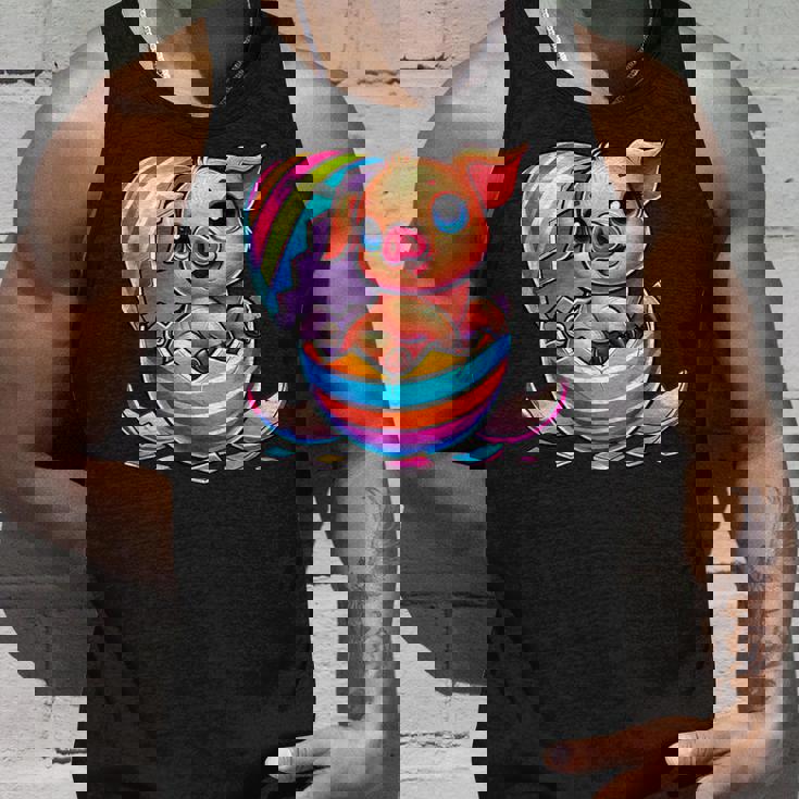 イースターエッグのかわいい赤ちゃん豚の漫画アート。 タンクトップ 彼への贈り物