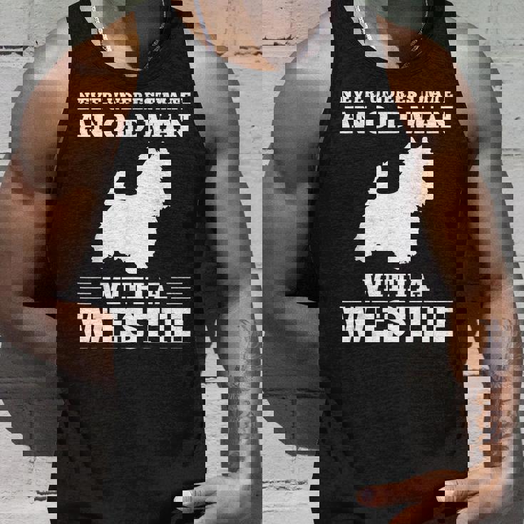 ウェスティ・ドッグを飼っている老人を決して過小評価しないでください タンクトップ 彼への贈り物