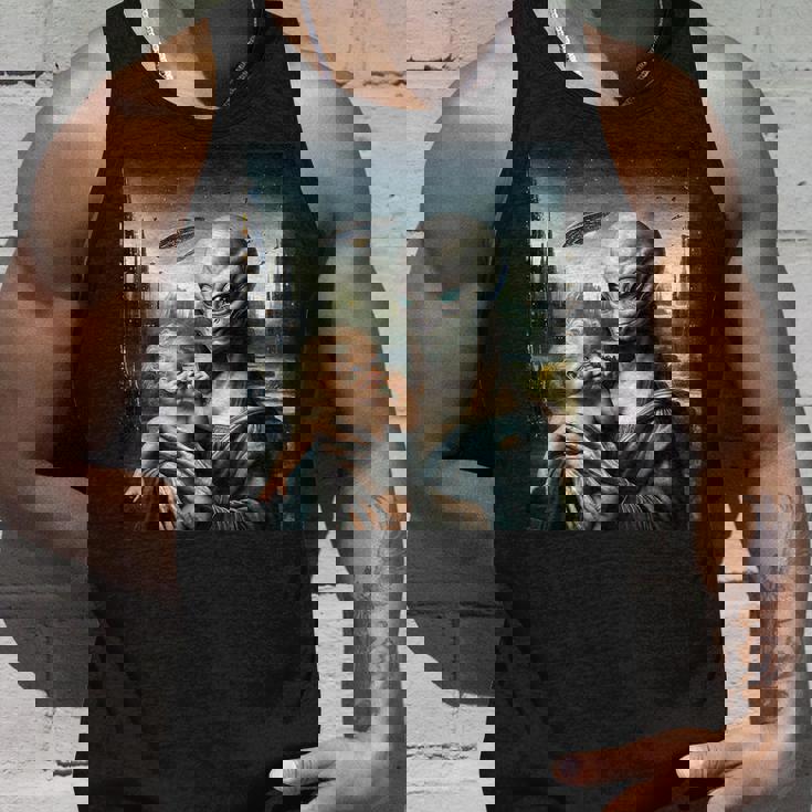 エイリアンホールディングヒューマンベイビーufo地球外接触tシャツ タンクトップ 彼への贈り物