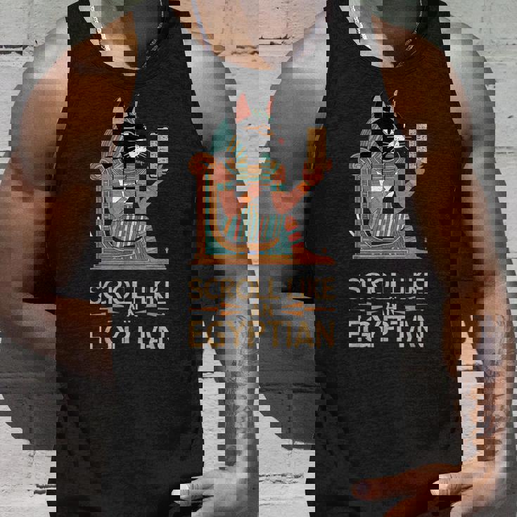 エジプトの猫のようなスクロールデザイン。 タンクトップ 彼への贈り物