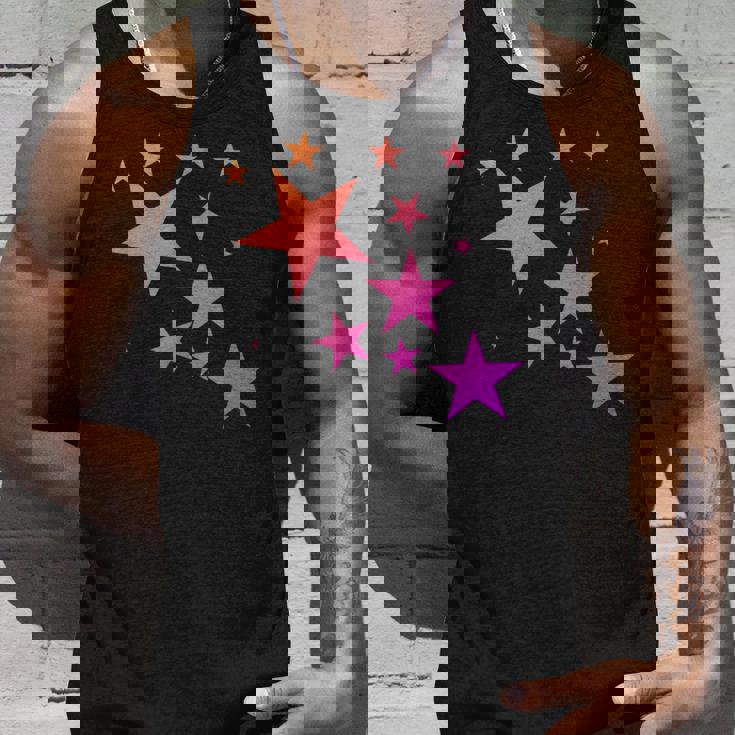 カラフルなオレンジピンクの星、流れ星柄デザイン。 タンクトップ 彼への贈り物
