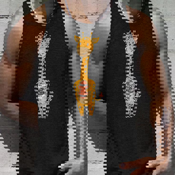 キリンはアメリカンフットボールを演じています。 タンクトップ 彼への贈り物