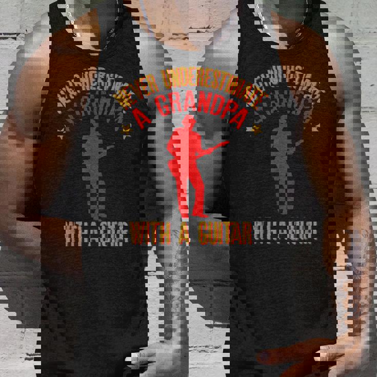 ギターを持ったおじいちゃんを決して過小評価しないでください タンクトップ 彼への贈り物