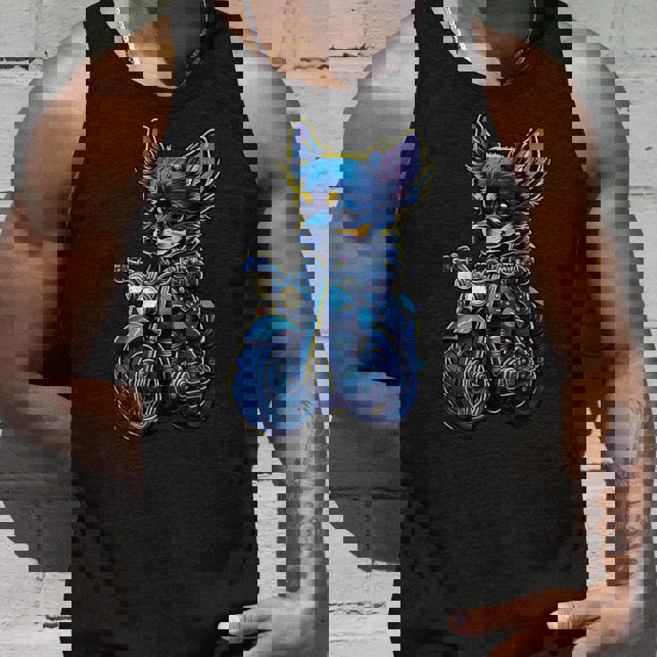 クリスマスにバイクを運転するかわいいチワワ。 タンクトップ 彼への贈り物