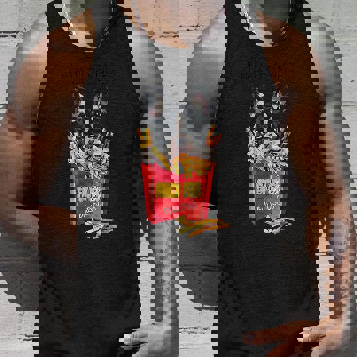 クールなフレンチブルドッグがフライドポテトを食べるグラフィッククールなデザイン。 タンクトップ 彼への贈り物