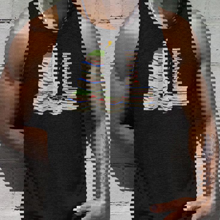 コウテイペンギン 鳥 本 読む 動物 図 バードウォッチング 贈り物 鳥類学者 生物学者 自然科学 タンクトップ 彼への贈り物