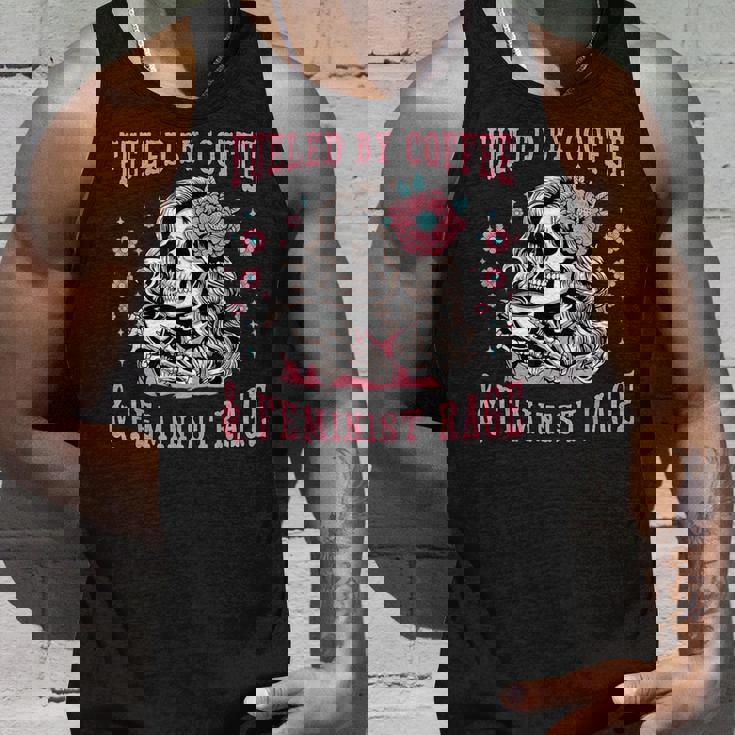 コーヒーフェミニストの怒りに支えられたスケルトンフェミニスト フェミニズム タンクトップ 彼への贈り物