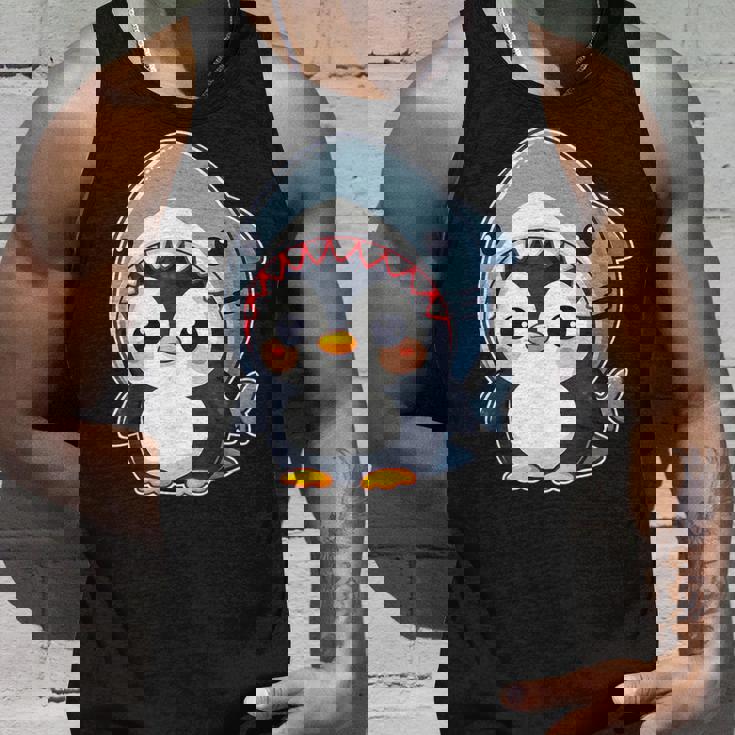 サメのコスチュームを着た面白いペンギン タンクトップ 彼への贈り物