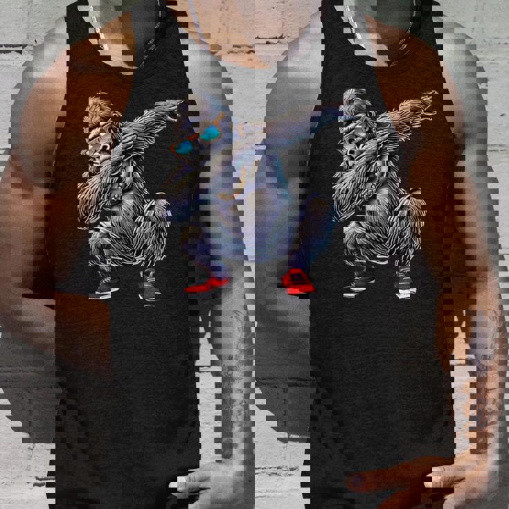 サングラスをかけたダブダンスのゴリラ猿 タンクトップ 彼への贈り物