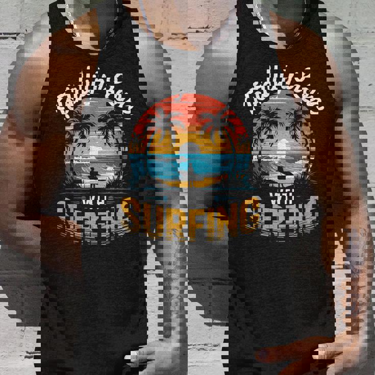 サーフィンサーフボードが大好き。メンズサーフボーダー用。 タンクトップ 彼への贈り物