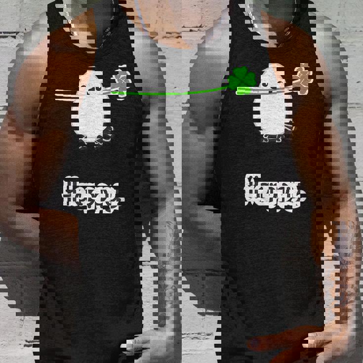 シマエナガ『四つ葉のクローバー』白い鳥【どうぶつフレンズ】動物 ゆるくて かわいい キャラクター イラスト タンクトップ 彼への贈り物