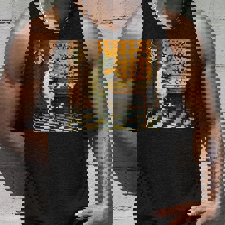 シュールレアリスト絵画 チェスをする猫とサルバドール・ダリ タンクトップ 彼への贈り物