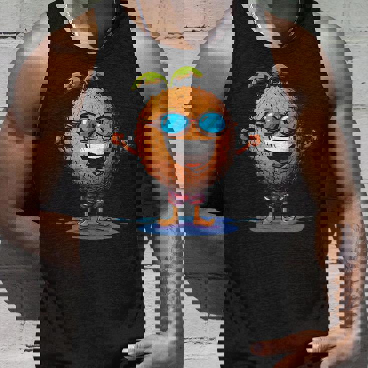 スイミングトランクとサングラスが付いた面白いココナッツ。 タンクトップ 彼への贈り物