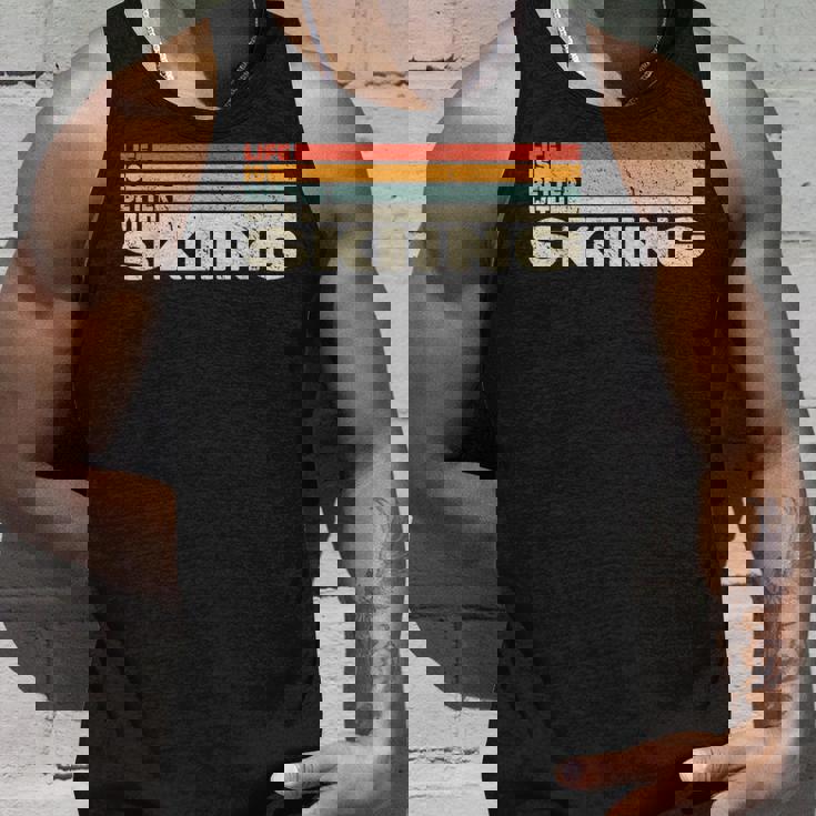 スキースノースキーヤーとレトロなスノウスキーで人生はより良い。 タンクトップ 彼への贈り物