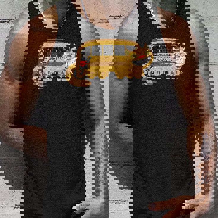 スクールキャットバスに向かうキャットバスの猫たち タンクトップ 彼への贈り物