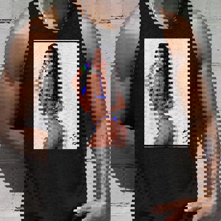 セクシーガールグラフィックtシャツ アイスポップのセクシーなラティーナブーティーガール。 タンクトップ 彼への贈り物