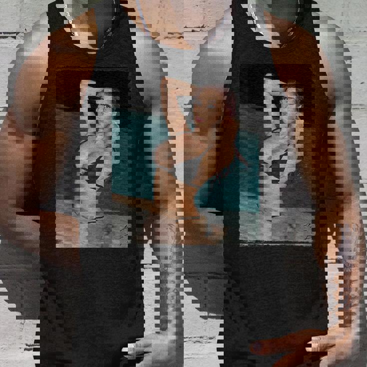 セクシーガールグラフィックtシャツ プールでセクシーなアジアのピンナップガール タンクトップ 彼への贈り物