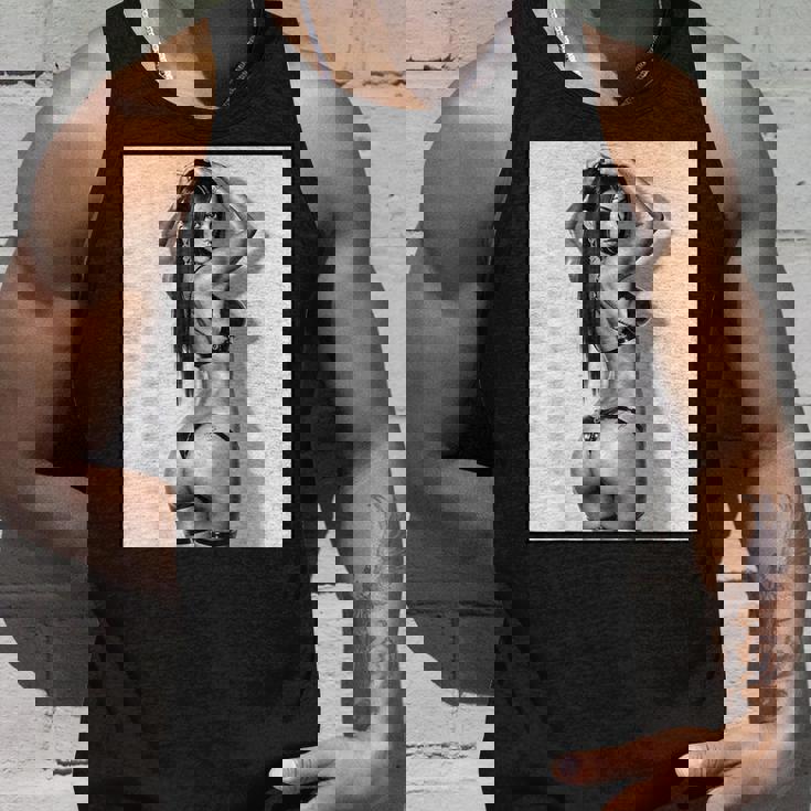 セクシーガールグラフィックtシャツ セクシーブルネットブーティーガール 3インチ B&W タンクトップ 彼への贈り物