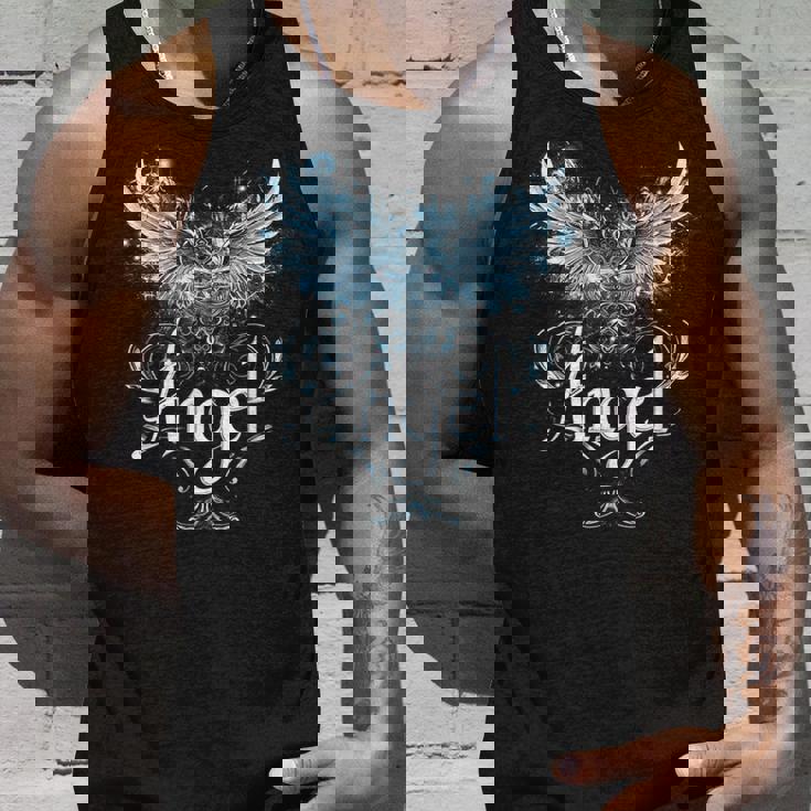 セラフィンの翼で昇天する天使のデザイン タンクトップ 彼への贈り物