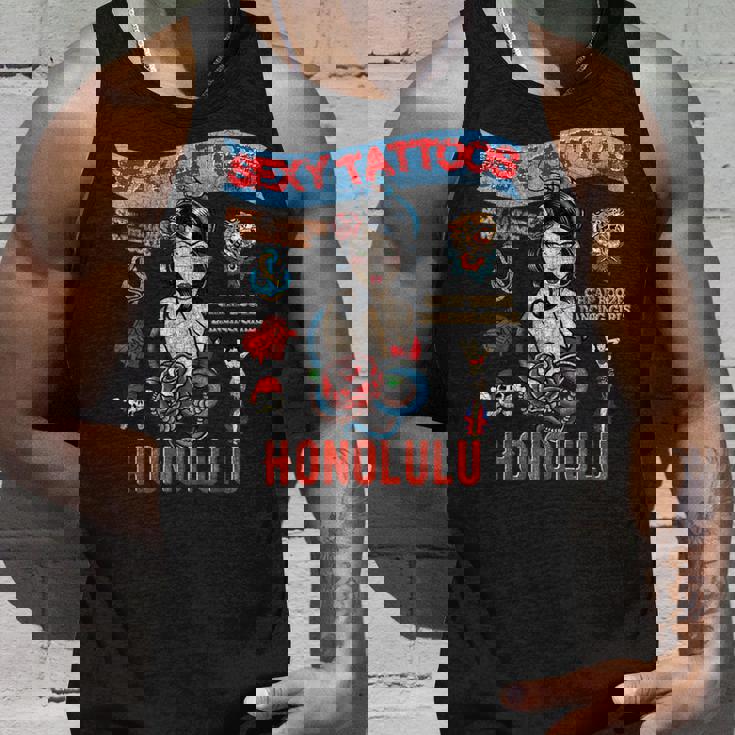 セーラー向けのタトゥーとセクシーガール。 タンクトップ 彼への贈り物