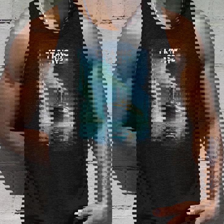 タイタニック号沈没船が1912年に氷山を襲った記念品 タンクトップ 彼への贈り物