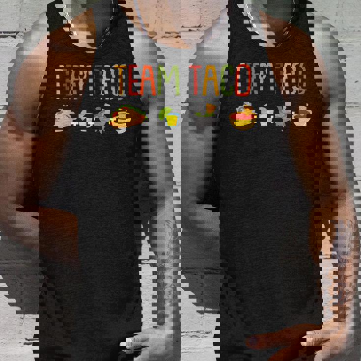 タコチューズデイの楽しみは、タコス好きのためのデザイン タンクトップ 彼への贈り物