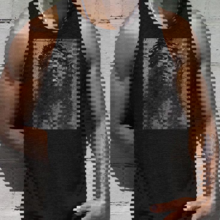 タバコを吸うクールなイエス・キリスト、反抗的なイエス・キリスト タンクトップ 彼への贈り物