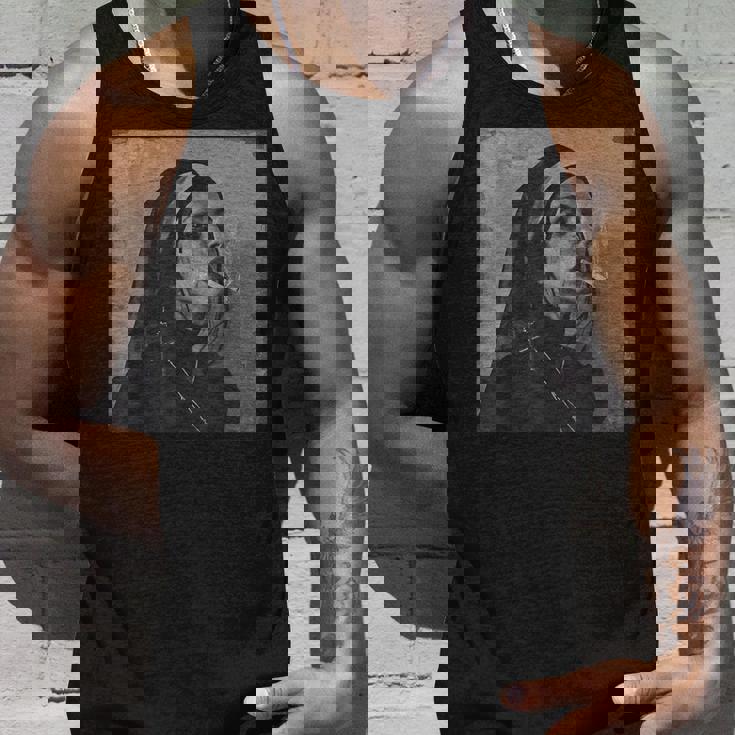 タバコを吸うクールな尼僧、反抗的な尼僧 タンクトップ 彼への贈り物