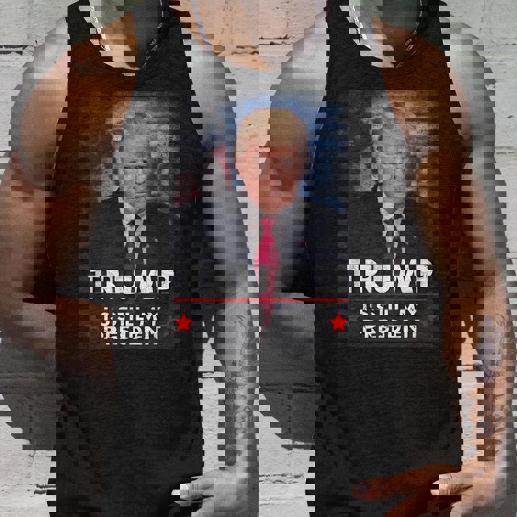 トランプはまだ私の大統領です タンクトップ 彼への贈り物