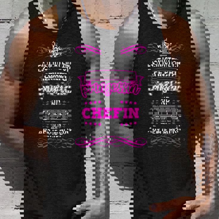 ドイツ語のテキスト「Gleichzeitig Prinzessin Chefin」と書かれた最高のシェフィンの言葉 タンクトップ 彼への贈り物