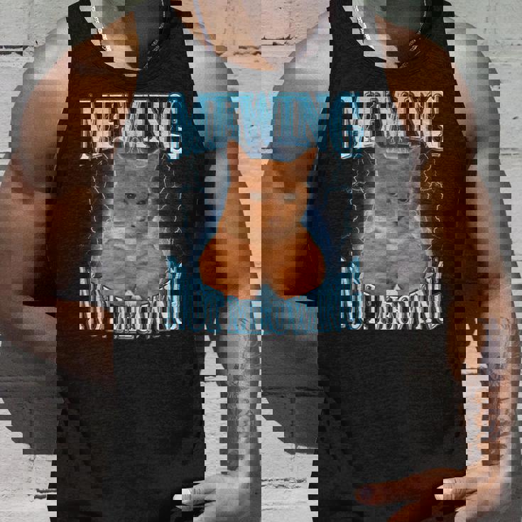 ニャーイングルックスマックスニャー付きファニーキャットミーム タンクトップ 彼への贈り物