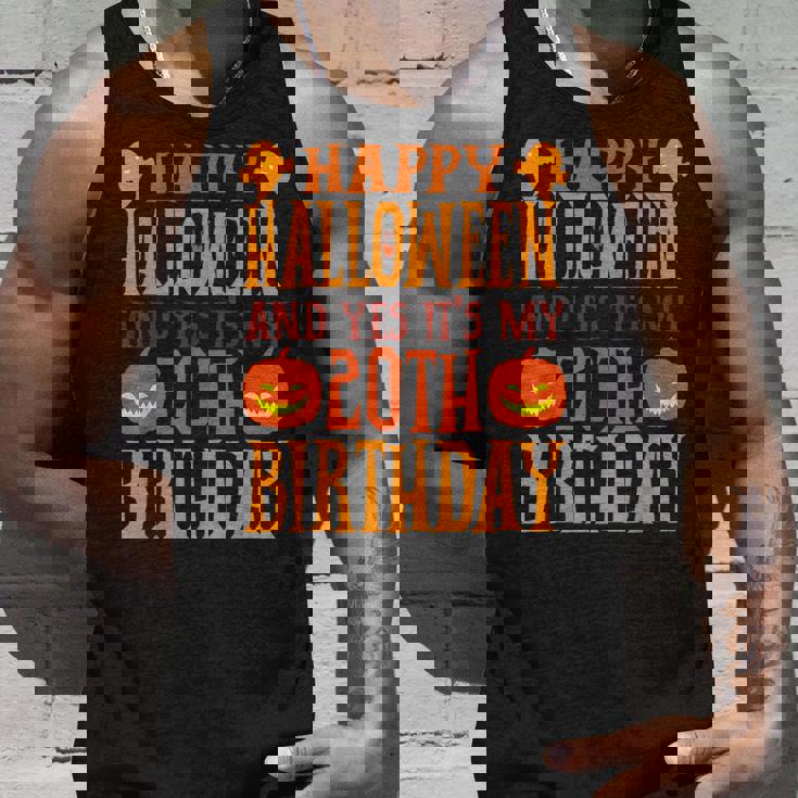 ハッピーハロウィンそしてはい、私の20歳の誕生日です タンクトップ 彼への贈り物