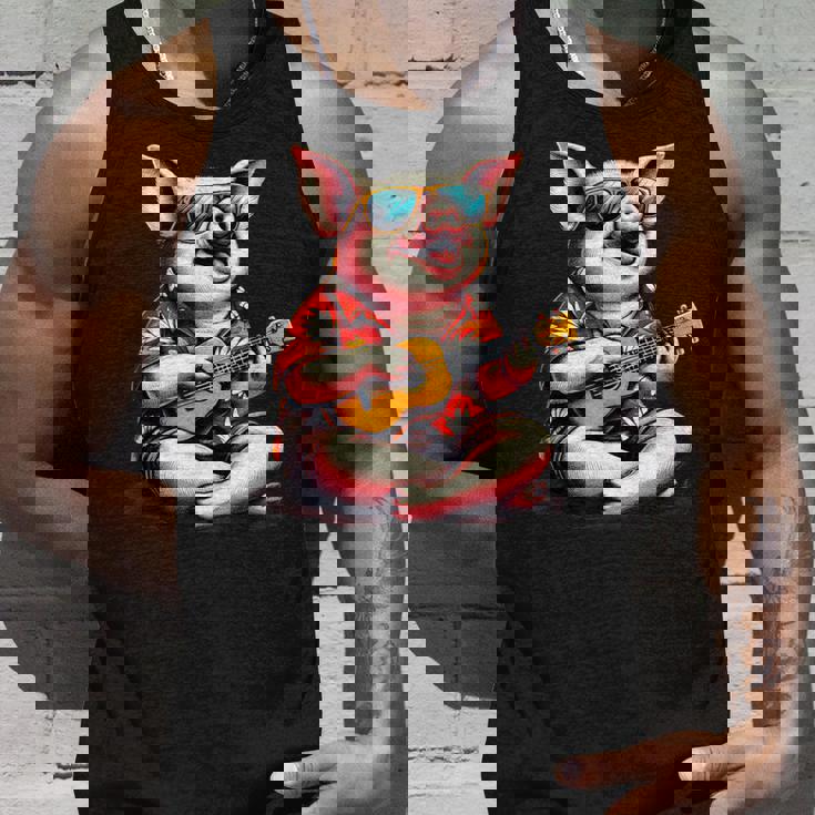 ハワイアンシャツを着たブタ、ウクレレ遊び。 タンクトップ 彼への贈り物