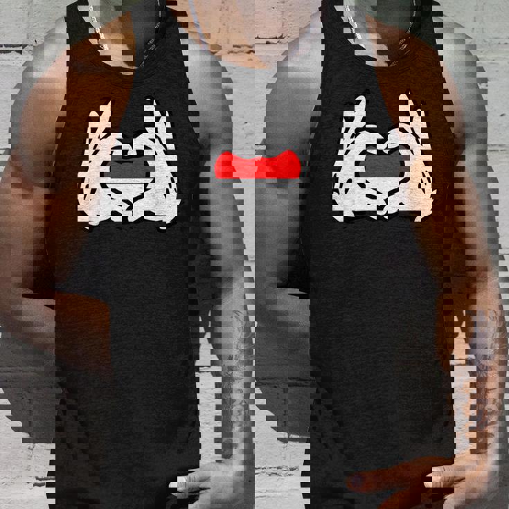 ハートを形作る漫画の手 インドネシア国旗 タンクトップ 彼への贈り物