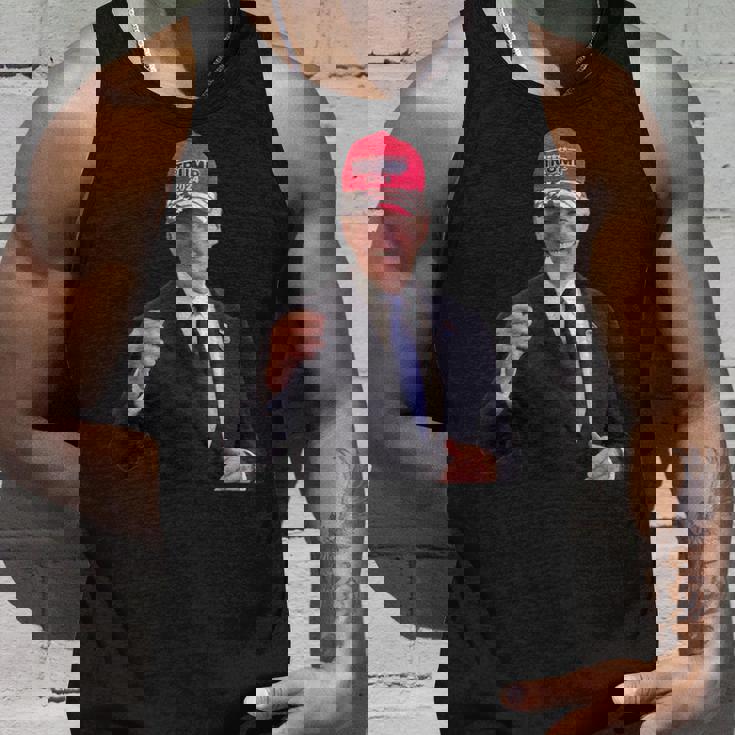 バイデンはトランプの帽子をかぶっています 2024 タンクトップ 彼への贈り物