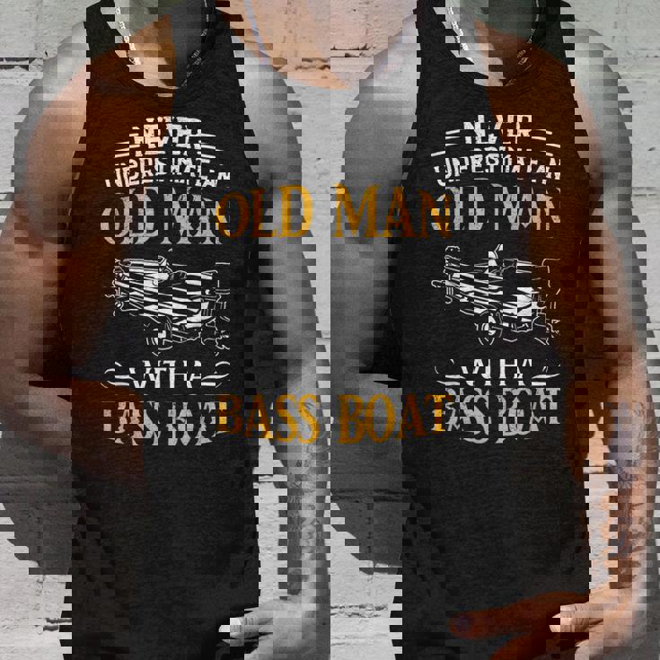 バスボート釣りの老人を決して過小評価しないでください タンクトップ 彼への贈り物