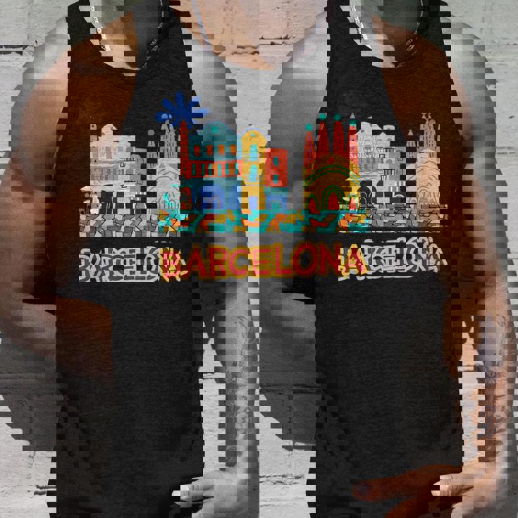 バルセロナの象徴的な建物とサグラダファミリア カラフル タンクトップ 彼への贈り物