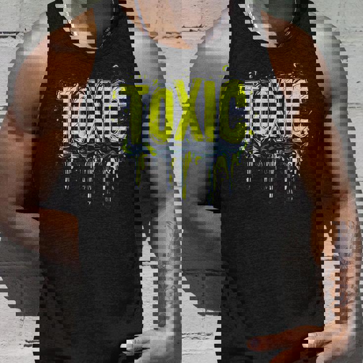 パワフルなエッジコスチュームのための大胆な有毒ステートメント。 タンクトップ 彼への贈り物