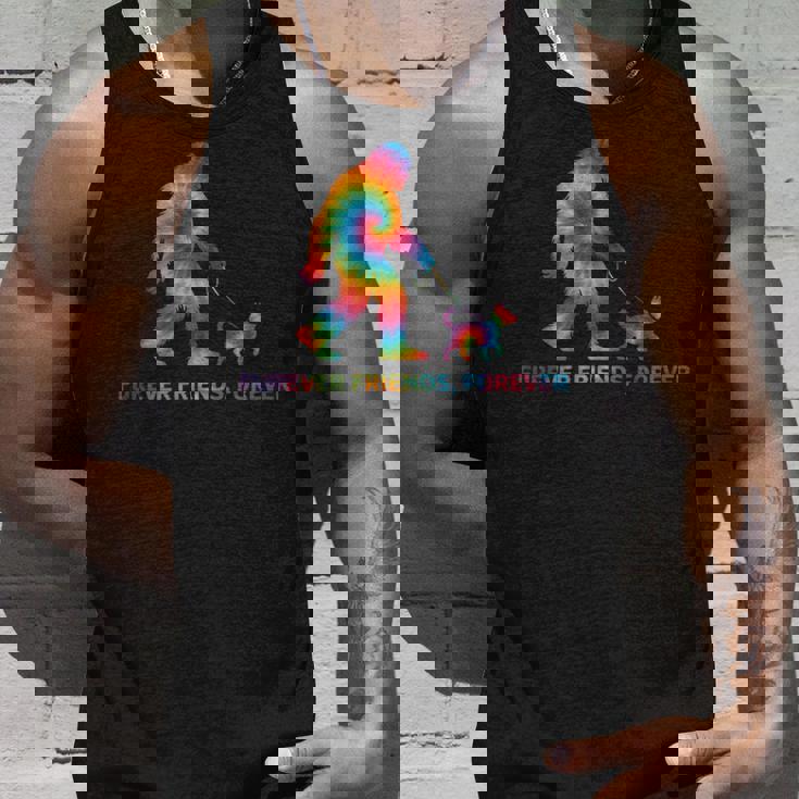 ビッグフットと犬の絆 – Furever Friends Forever タンクトップ 彼への贈り物