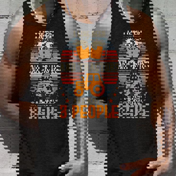 ビールとトラクターが好きで、たぶん3人で農作業をしています。 タンクトップ 彼への贈り物